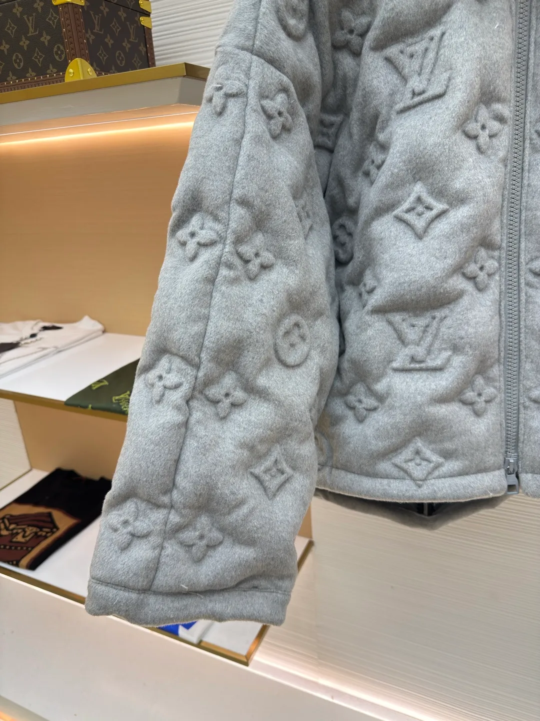 LOUIS VUITTON Presbyopic embossed embossed down jacket ●Item number: 1680535-F25 ●Material: white goose down ●Technology: embossed embossed ●Version: fitted version ●Weight: about 3320 grams ●Size: S-M-L-XL ●Description: The fabric itself contains a lot of cashmere, and the inside is filled with 90 white duck down. It is super fluffy and difficult to process. The scrap rate of embossing fabrics of different materials reaches more than 50%. The hood is detachable and the pockets have hidden zippers, which is not only warm, but also very safe. The upper body effect is very good. It does not look bloated, but it is a concave shape artifact. I also like gray clothes because gray looks very high-grade, coupled with the embossed presbyopia logo. , low-key and stylish, same style for men and women!